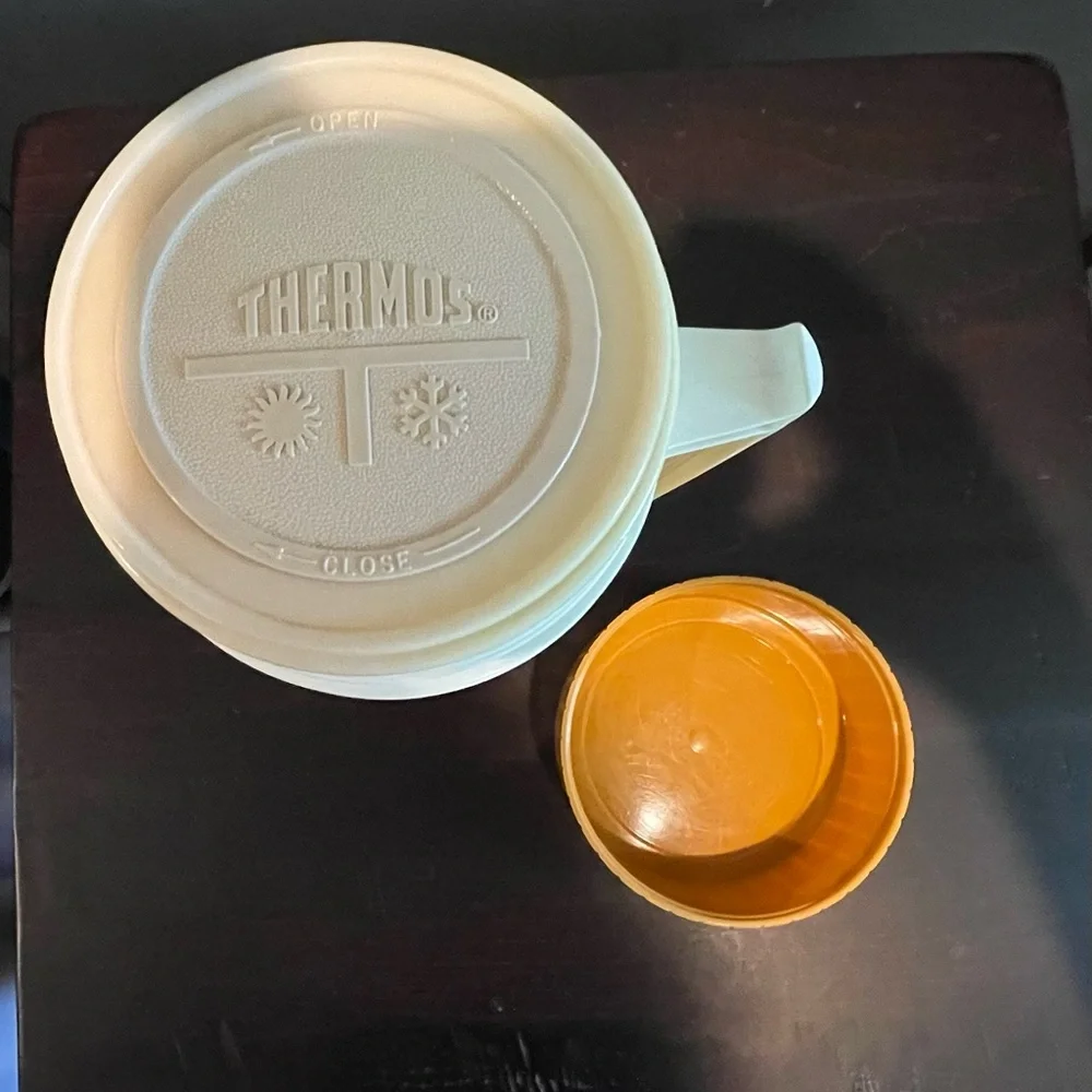Vintage Thermos pint size mustard yellow‎ handle hot or cold